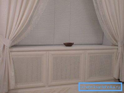Il design dello spazio della pillola con pannelli perforati piatti. Il design dello spazio della pillola con pannelli perforati piatti.