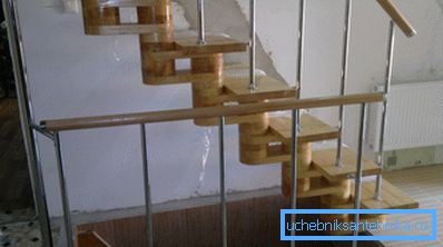 Recinzioni per scale fatte di tubi cromati si adattano ergonomicamente all'interno Recinzioni per scale fatte di tubi cromati si adattano ergonomicamente all'interno