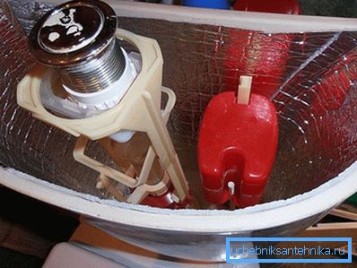 Incollare la tazza del WC dall'interno in modo che non ci sia condensa Incollare la tazza del WC dall'interno in modo che non ci sia condensa
