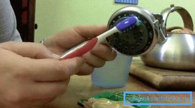 La spazzolatura finale può essere eseguita con uno spazzolino da denti. La spazzolatura finale può essere eseguita con uno spazzolino da denti.