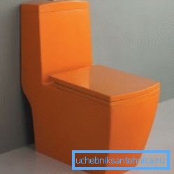 Una toilette arancione a filo diretto è perfetta e può essere installata contro un muro. Una toilette arancione a filo diretto è perfetta e può essere installata contro un muro.