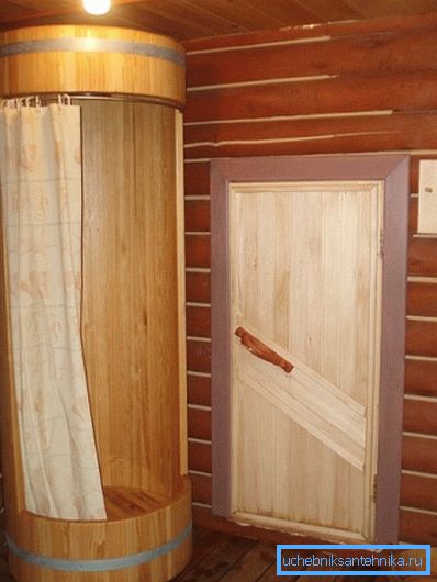 La decorazione originale del bagno con doccia in una casa di legno. Naturalmente, senza l'impregnazione idrorepellente non è sufficiente La decorazione originale del bagno con doccia in una casa di legno. Naturalmente, senza l'impregnazione idrorepellente non è sufficiente