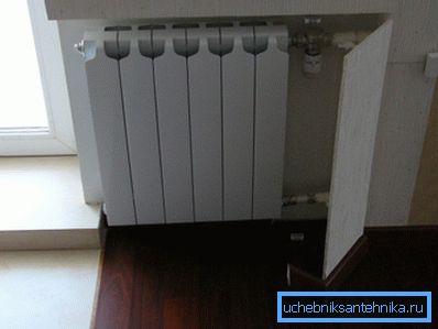 La soluzione di design originale per nascondere i tubi e organizzare l'accesso a loro secondo necessità, che offre una buona visione della stanza e riduce significativamente la perdita di calore La soluzione di design originale per nascondere i tubi e organizzare l'accesso a loro secondo necessità, che offre una buona visione della stanza e riduce significativamente la perdita di calore