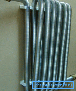 Il riscaldamento del tubo originale senza radiatori in una casa privata può essere realizzato con l'aiuto di nuovi materiali.
