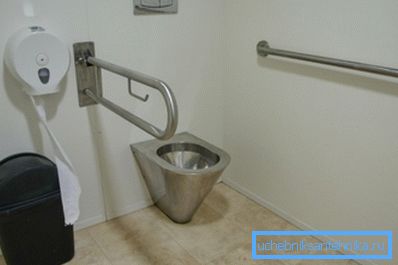 La principale differenza tra i bagni per disabili è la presenza di ringhiere metalliche sulle pareti. La principale differenza tra i bagni per disabili è la presenza di ringhiere metalliche sulle pareti.