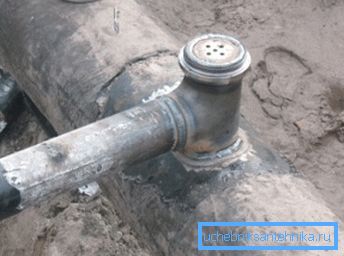 L'implementazione del tie-in alla linea d'acqua comune in metallo L'implementazione del tie-in alla linea d'acqua comune in metallo