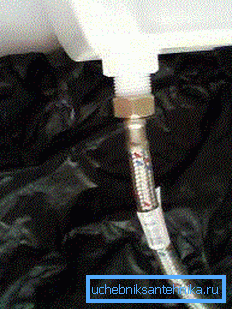 Alcuni modelli di water con ingresso inferiore sono inoltre dotati di valvole di ingresso non molto belle, il che significa che il dispositivo stesso deve essere scelto con molta attenzione Alcuni modelli di water con ingresso inferiore sono inoltre dotati di valvole di ingresso non molto belle, il che significa che il dispositivo stesso deve essere scelto con molta attenzione
