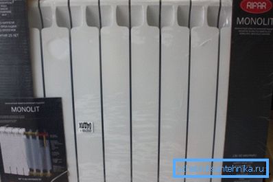 Radiatore bimetallico domestico Rifar Monolith. Pressione di esercizio - 100 atmosfere. Radiatore bimetallico domestico Rifar Monolith. Pressione di esercizio - 100 atmosfere.