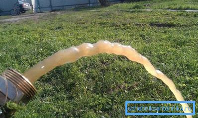 Noi pompiamo fuori tutta l'acqua fangosa. Noi pompiamo fuori tutta l'acqua fangosa.
