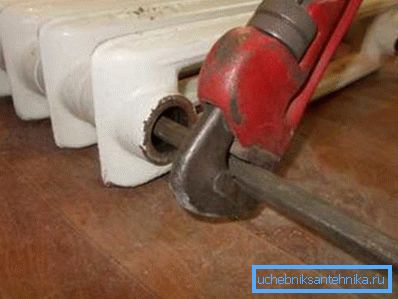 Svitare il capezzolo con una chiave speciale Svitare il capezzolo con una chiave speciale