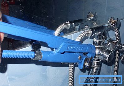 È necessario spegnere il rubinetto con molta attenzione in modo da non danneggiare il rivestimento del mixer È necessario spegnere il rubinetto con molta attenzione in modo da non danneggiare il rivestimento del mixer