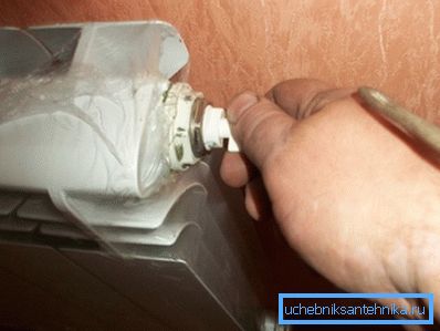 Aprire la valvola su ciascuna batteria non appena l'acqua scorre, deve essere chiusa. Aprire la valvola su ciascuna batteria non appena l'acqua scorre, deve essere chiusa.