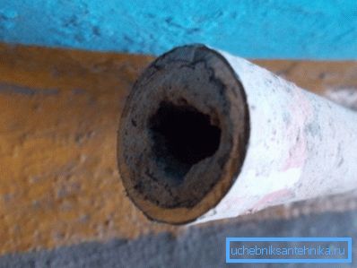 Depositi sulle pareti di vecchi tubi. Depositi sulle pareti di vecchi tubi.