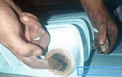 I depositi all'interno della struttura devono essere rimossi. I depositi all'interno della struttura devono essere rimossi.