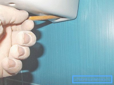 Segna i punti di attacco con una matita. Segna i punti di attacco con una matita.