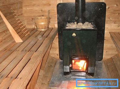 Riscaldare la sauna con le proprie mani usando una stufa Riscaldare la sauna con le proprie mani usando una stufa