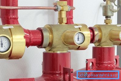 Riscaldamento della casa con gas imbottigliato da una varietà di vettori, ognuno dei quali ha il proprio cambio Riscaldamento della casa con gas imbottigliato da una varietà di vettori, ognuno dei quali ha il proprio cambio