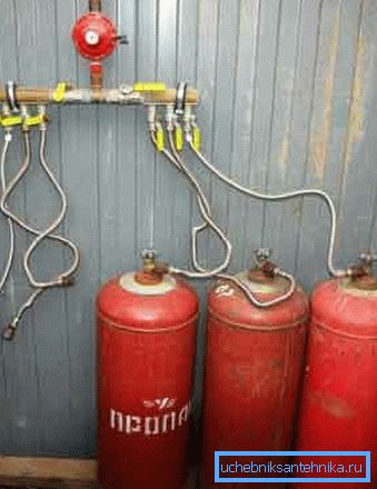 Riscaldamento di una casa di campagna con gas imbottigliato con l'aiuto di diversi vettori uniti da un cambio comune Riscaldamento di una casa di campagna con gas imbottigliato con l'aiuto di diversi vettori uniti da un cambio comune