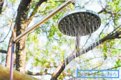 L'acqua di scarico è desiderabile per smaltire correttamente. L'acqua di scarico è desiderabile per smaltire correttamente.