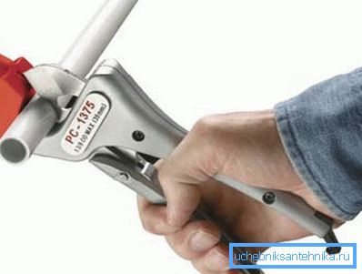 Tagliare il tubo con le forbici Tagliare il tubo con le forbici