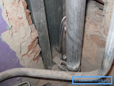 Cremagliere galvanizzate di rifornimento idrico nella vecchia casa. Cremagliere galvanizzate di rifornimento idrico nella vecchia casa.