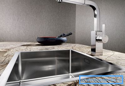 Lavabo galvanizzato in interni moderni. Lavabo galvanizzato in interni moderni.