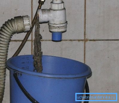Disconnettere il corrugato e svitare il sifone. Disconnettere il corrugato e svitare il sifone.