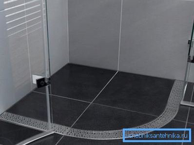 La mancanza di lati rende particolarmente comodo il funzionamento del bagno. La mancanza di lati rende particolarmente comodo il funzionamento del bagno.