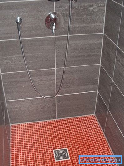 L'assenza di un pallet rende più facile per gli anziani e i bambini entrare nella cabina - ora non esiste una soglia L'assenza di un pallet rende più facile per gli anziani e i bambini entrare nella cabina - ora non esiste una soglia