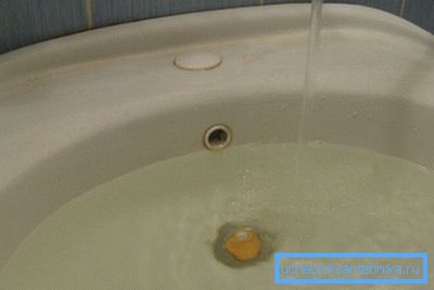 Il foro di troppopieno controlla in modo affidabile il livello d'acqua consentito nel lavandino Il foro di troppopieno controlla in modo affidabile il livello d'acqua consentito nel lavandino