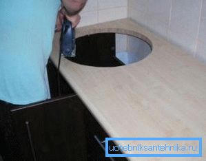 Foro per lavello nel piano del tavolo, tagliato con un puzzle elettrico Foro per lavello nel piano del tavolo, tagliato con un seghetto alternativo elettrico
