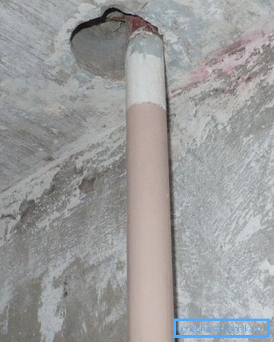 Foro nel soffitto per una sostituzione più efficiente del riser Foro nel soffitto per una sostituzione più efficiente del riser