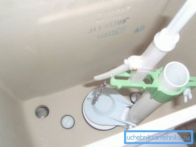I fori non utilizzati per iniettare acqua nel serbatoio devono essere chiusi con tappi speciali, ma non sono sempre inclusi nel set di consegna di tali meccanismi e devono essere acquistati separatamente. I fori non utilizzati per iniettare acqua nel serbatoio devono essere chiusi con tappi speciali, ma non sono sempre inclusi nel set di consegna di tali meccanismi e devono essere acquistati separatamente.