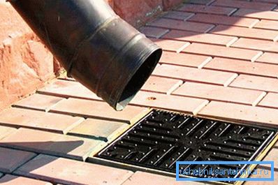 Drenaggio dell'acqua dal tetto dell'edificio direttamente nel sistema fognario