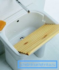 Le scanalature sotto il lavatoio rimovibile. Le scanalature sotto il lavatoio rimovibile.