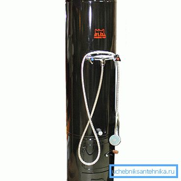 Una stufa per la doccia con un serbatoio d'acqua consente di utilizzare il design in assenza di elettricità e impianti idraulici Una stufa per la doccia con un serbatoio d'acqua consente di utilizzare il design in assenza di elettricità e impianti idraulici