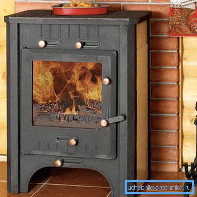 Il forno deve stare su materiali resistenti al calore e refrattari Il forno deve stare su materiali resistenti al calore e refrattari