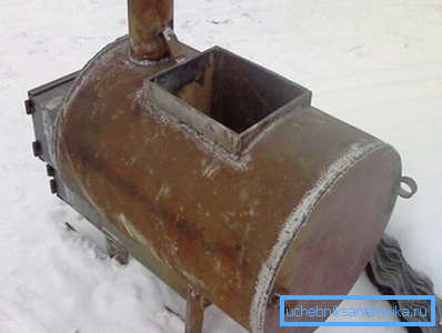 La fornace Kamenka da un tubo per un bagno La fornace Kamenka da un tubo per un bagno