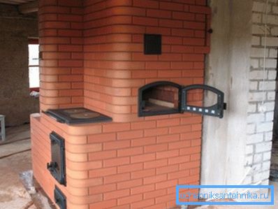Stufa Kuznetsova con una disposizione laterale della porta del forno Stufa Kuznetsova con una disposizione laterale della porta del forno