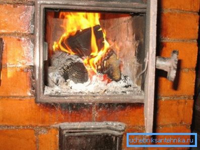 Riscaldamento a stufa nell'edificio di campagna