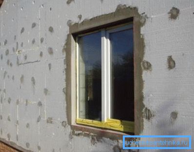 Il rivestimento in schiuma riduce al minimo la dispersione di calore. Il rivestimento in schiuma riduce al minimo la dispersione di calore.