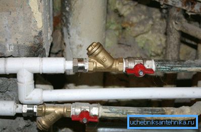 Prima dei tocchi, sono installati filtri grossolani. Prima dei tocchi, sono installati filtri grossolani.