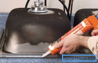 Prima di attaccare il lavandino al ripiano del tavolo, si consiglia di applicare sigillante al silicone sul bordo Prima di attaccare il lavandino al ripiano del tavolo, si consiglia di applicare sigillante al silicone sul bordo