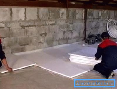 Prima di installare i tubi è necessario posare il materiale termoisolante Prima di installare i tubi è necessario posare il materiale termoisolante
