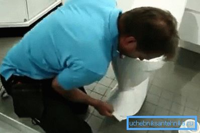 Prima di lavorare, la superficie deve essere sgrassata. Prima di lavorare, la superficie deve essere sgrassata.