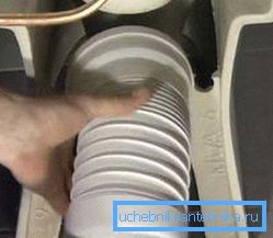 Prima di mettere una corrugazione sul water, è necessario liberare il suo rilascio Prima di mettere una corrugazione sul water, è necessario liberare il suo rilascio