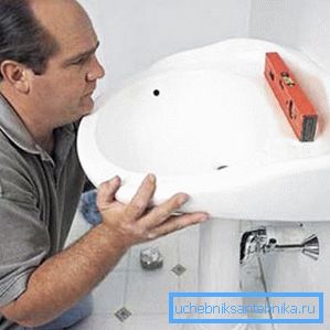 511 Prima di installare il lavandino nel bagno, dovresti fare spazio per questo.