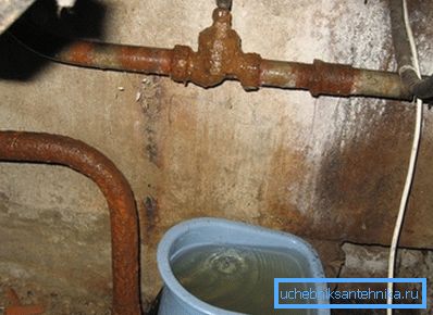 Prima di lavorare, è necessario assicurarsi che l'acqua non cada sul pavimento, poiché anche una piccola perdita può causare un vero diluvio.