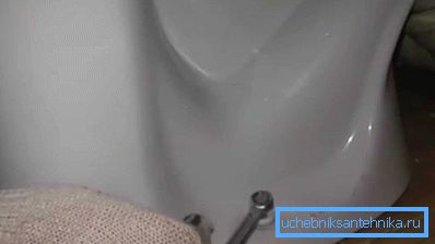 Prima di rimuovere la corrugazione dalla toilette, quest'ultima può essere smontata e quindi rimontata Prima di rimuovere la corrugazione dalla toilette, quest'ultima può essere smontata e quindi rimontata