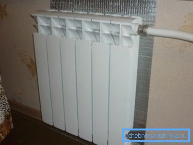 Prima di installare lo schermo sulla batteria, collegare lo schermo riflettente il calore al radiatore Prima di installare lo schermo sulla batteria, collegare lo schermo riflettente il calore al radiatore
